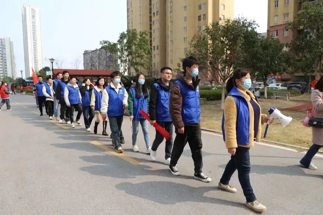 3月春风暖人心 “建工蓝”“志愿红”绘就亮丽风景线